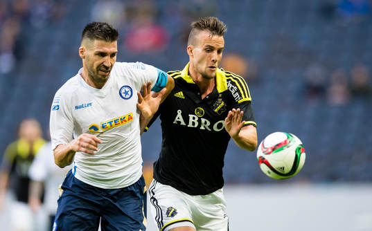 s Fredrik Brustad i kamp om bollen med Atromitos Sokratis