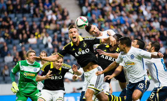 s Fredrik Brustad i en nickduell med Atromitos Sokratis