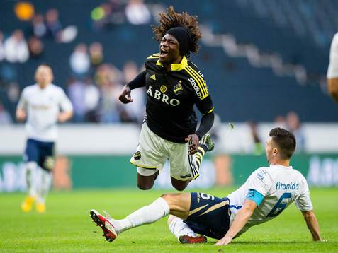 s Mohamed Bangura faller i en duell med Atromitos Sokratis
