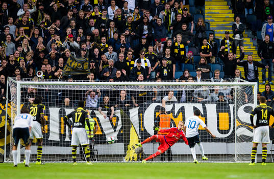 Atromitos Javier Umbides gör 1-3 på straff