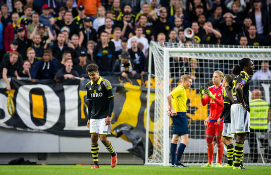 s Noah Sonko Sundberg lämnar planen