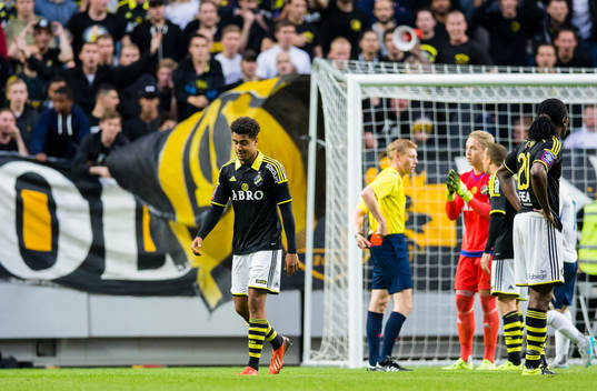 s Noah Sonko Sundberg lämnar planen