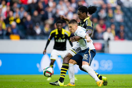s Dickson Etuhu i kamp om bollen med Atromitos Pitu