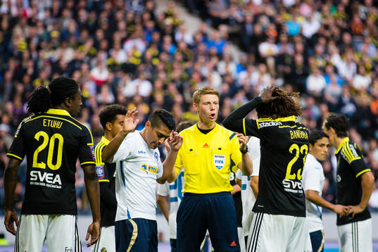 Domare Christian Diskret samtalar med spelare