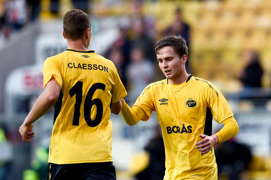 Elfsborgs Viktor Claesson och Arber Zeneli jublar