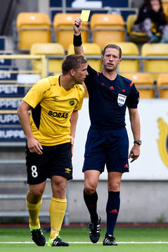 Elfsborgs Anders Svensson får en varning av domaren