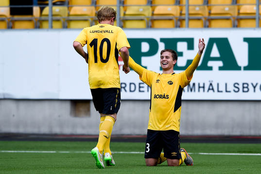 Elfsborgs Adam Lundqvist och Simon Lundevall jublar