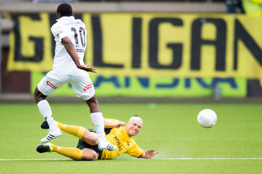 Elfsborgs Anders Svensson bryter boll av Odds Olivier