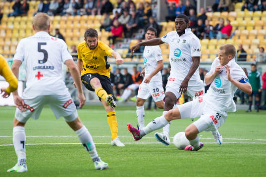 Elfsborgs Marcus Rohdén skjuter och skottet täcks av Odds