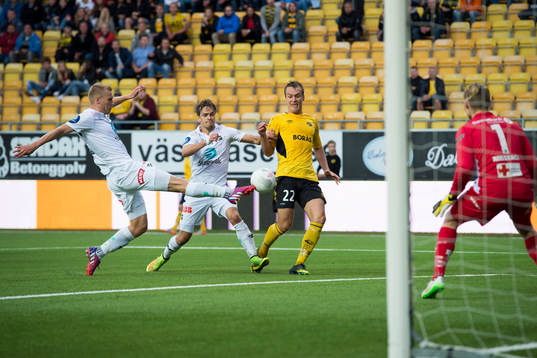 Odds Steffen Hagen sparkar undan bollen framför Elfsborgs