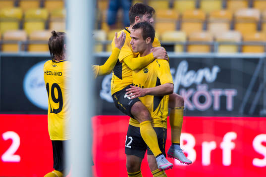 Elfsborgs Viktor Prodell kramas om av Arber Zeneli och