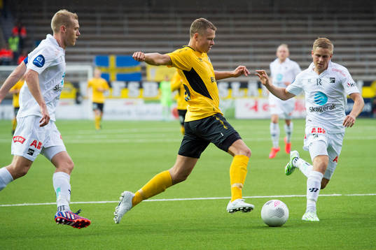 Elfsborgs Viktor Claesson tar sig fram i Odds straffområde