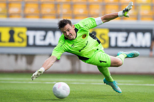 Elfsborgs målvakt Kevin Stuhr Ellegaard styr bollen till