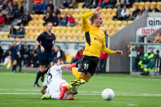 Elfsborgs Simon Hedlund faller
