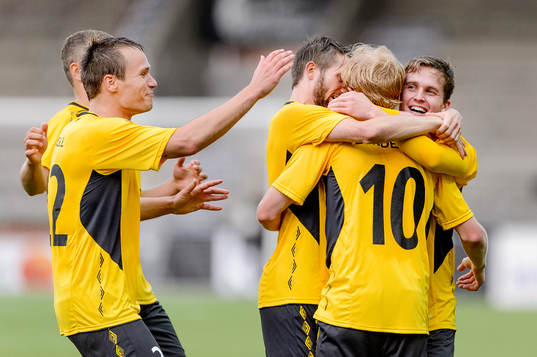 Elfsborgs Simon Lundevall jublar med laget