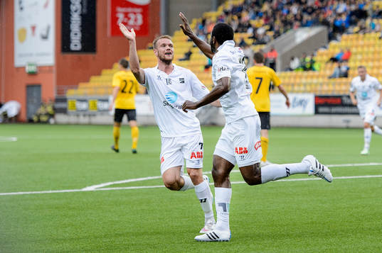 Odds Olivier Occean jublar och gratuleras av Ole Jörgen