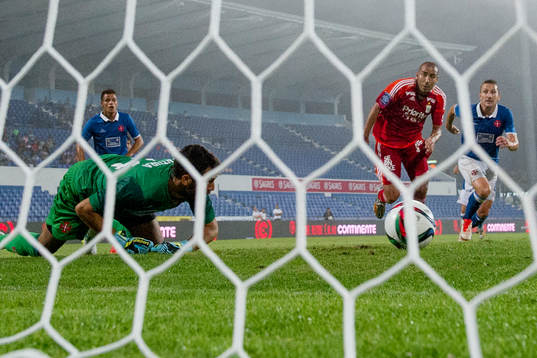 IFK Göteborgs Haitam Aleesami ser returen från Belenenses
