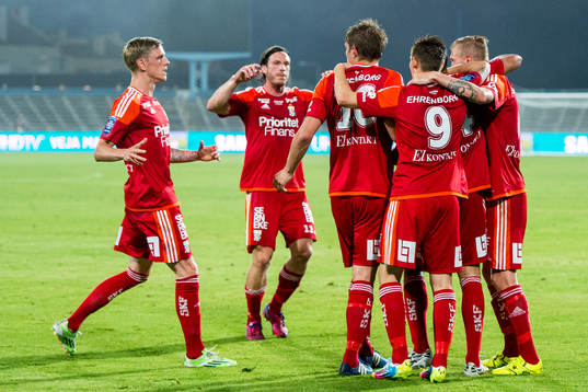IFK Göteborgs Haitam Aleesami firas av lagkamraterna