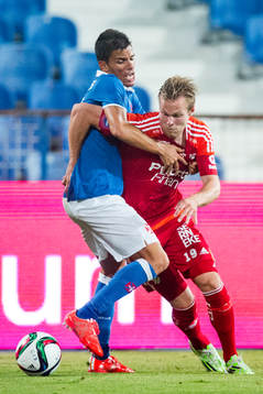 IFK Göteborgs Gustav Engvall försöker ta sig förbi
