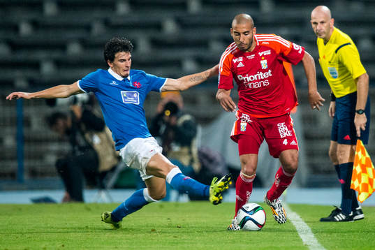 IFK Göteborgs Haitam Aleesami jagas av Belenenses Fábio