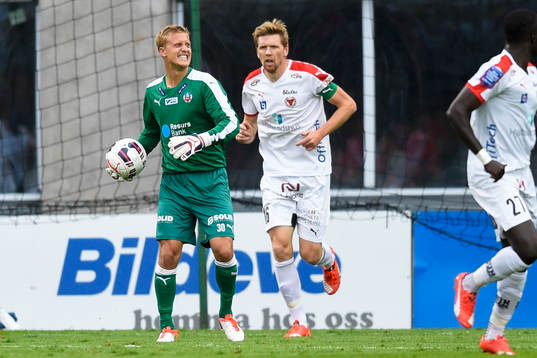 Helsingborgs målvakt Pär Hansson grinar illa