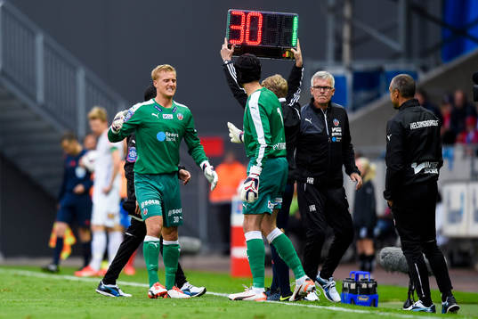 Helsingborgs målvakt Pär Hansson tvingas lämna planen
