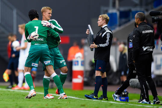 Helsingborgs målvakt Pär Hansson tvingas lämna planen