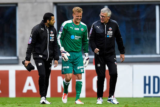 Helsingborgs målvakt Pär Hansson tvingas lämna planen