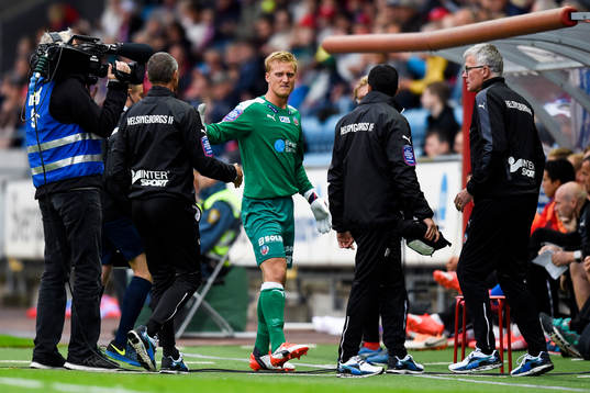 Helsingborgs målvakt Pär Hansson tvingas lämna planen