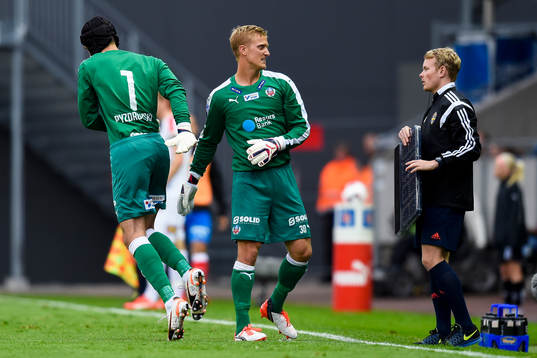 Helsingborgs målvakt Pär Hansson tvingas lämna planen