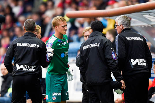 Helsingborgs målvakt Pär Hansson tvingas lämna planen