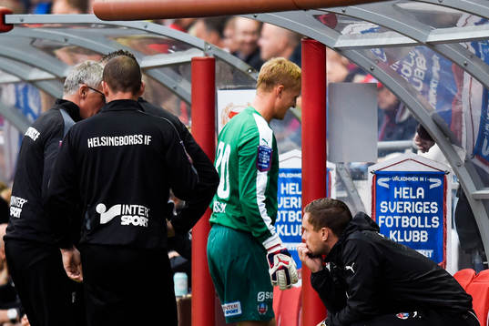 Helsingborgs målvakt Pär Hansson tvingas lämna planen