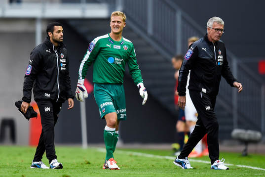 Helsingborgs målvakt Pär Hansson tvingas lämna planen