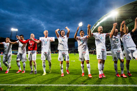 Kalmars spelare jublar