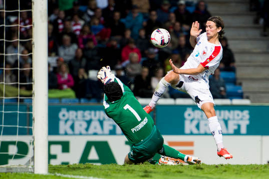 Kalmars Marcus Antonsson mot Helsingborgs målvakt Matt