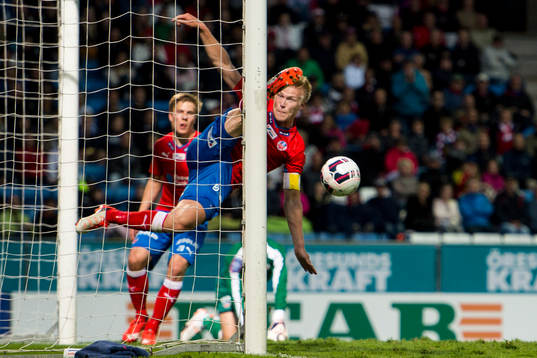 Helsingborgs Andreas Landgren räddar ett skott på