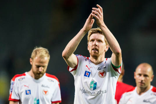 Kalmars David Elm tackar publiken