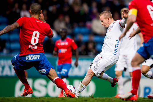 Kalmars Tobias Eriksson skjuter in 1-1 målet