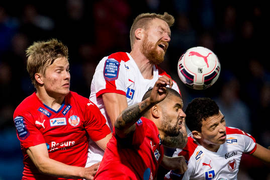 Helsingborgs Jere Uronen och Victor Palsson i nickduell med