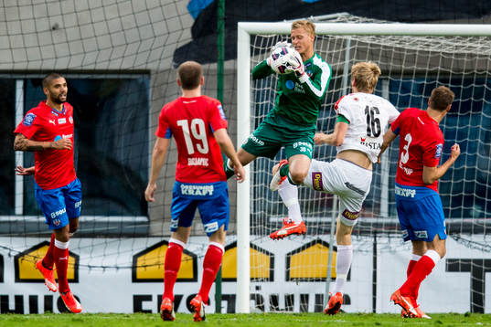 Situationen som leder till att Helsingborgs målvakt Pär