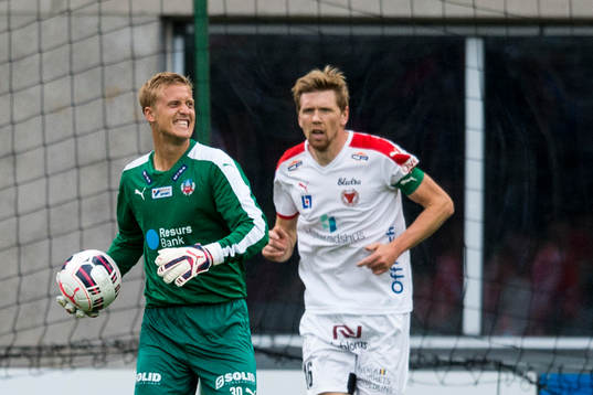 Helsingborgs målvakt Pär Hansson har ont och bredvid