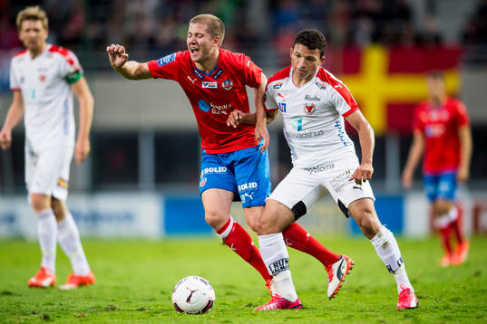 Helsingborgs Alexander Achinioti Jönsson tacklas av