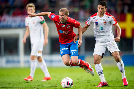 Helsingborgs Alexander Achinioti Jönsson tacklas av