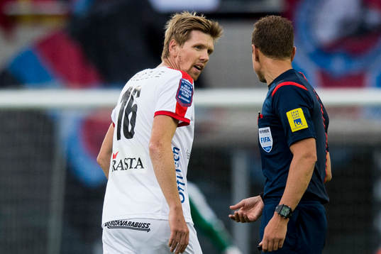 Kalmars David Elm i samtal med domaren