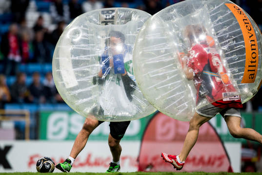 Rögles ishockeyspelare testar på Bubble football i