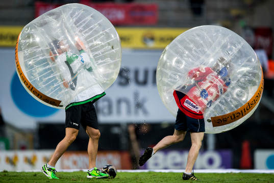 Rögles ishockeyspelare testar på Bubble football i