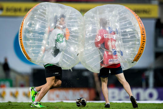 Rögles ishockeyspelare testar på Bubble football i