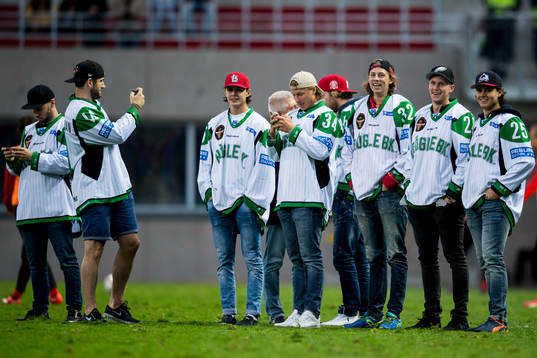 Rögles ishockeyspelare på planen