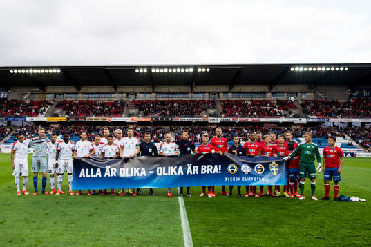 Kalmars och Helsingborgs spelare håller upp en banderoll