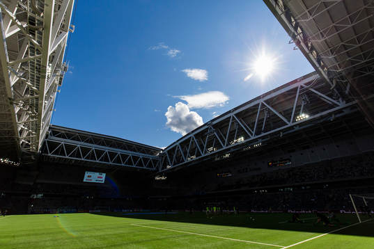 Solen skiner över Tele2 Arena